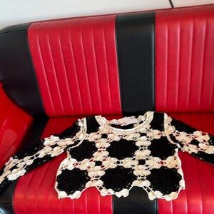 💕♥️ ❣️Black and White Long Sleeve Cropped Blouse with Graphic Cut Out❣️❣️